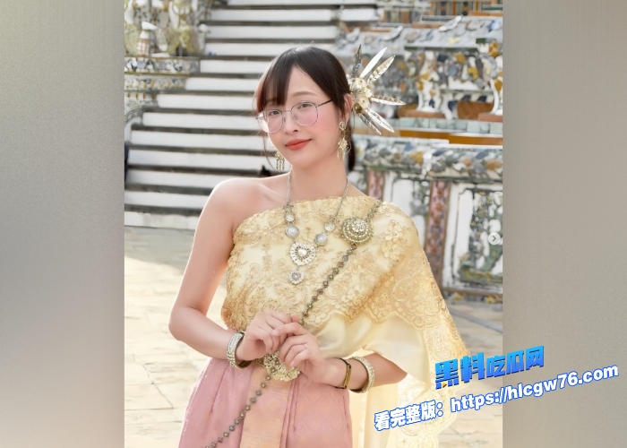 ins70万粉丝的短发网红Deerlongof下海订阅视频完美露脸在酒店沙发上激情缠绵口含阴茎的样子太反差了2 4