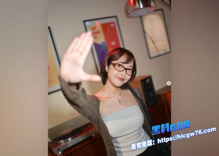 ins70万粉丝的短发网红Deerlongof下海订阅视频完美露脸在酒店沙发上激情缠绵口含阴茎的样子太反差了2 1