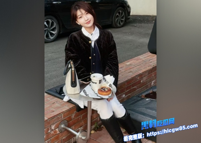 高颜值极品身材女主播 露脸直播视频流出，情趣内衣露奶激情裸舞扭臀，让人彻底沦陷瞬间点燃欲火！ 4