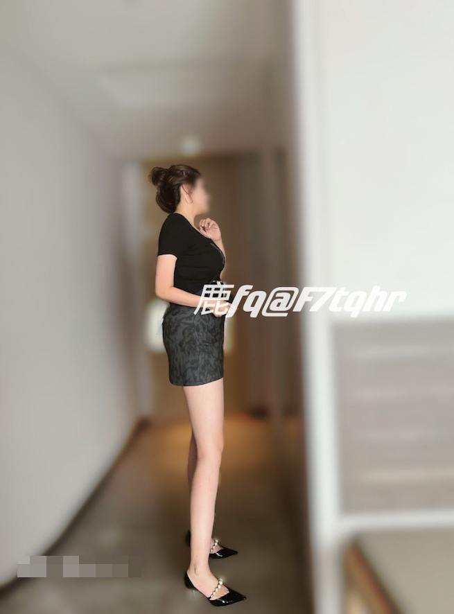 推特高颜值人妻少妇 鹿小姐 野外大草原露出 约炮单男骚穴被灌满精液 图3
