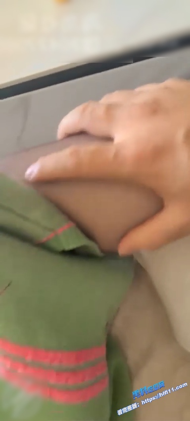 真实乱伦！我哥在卧室整理合同 我却在客厅摸她老婆肉臀 摸爽了直接无套爆操！1