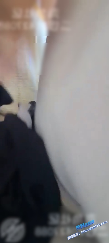 真实乱伦！我哥在卧室整理合同 我却在客厅摸她老婆肉臀 摸爽了直接无套爆操！3