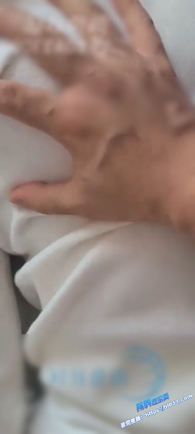 真实乱伦！我哥在卧室整理合同 我却在客厅摸她老婆肉臀 摸爽了直接无套爆操！6