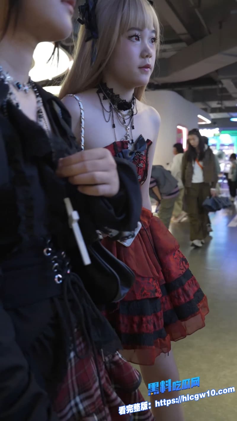 金发CD小姐姐红裙下藏不住的秘密低角度偷拍前后蕾丝边内裤全曝光太刺激了2 金发CD小姐姐红裙下藏不住的秘密低角度偷拍前后蕾丝边内裤全曝光太刺激了2
