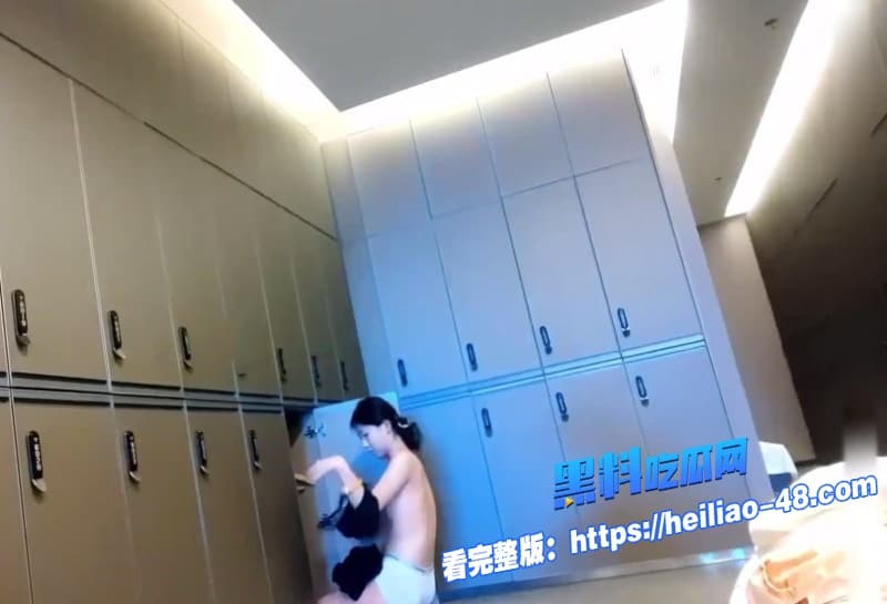 偷拍系列女洗浴更衣室偷拍几位身材苗条的妹子脱衣穿衣粉嫩奶子看的小编真想冲进去给她们一顿爆操1