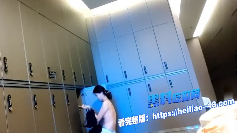 偷拍系列女洗浴更衣室偷拍几位身材苗条的妹子脱衣穿衣粉嫩奶子看的小编真想冲进去给她们一顿爆操2