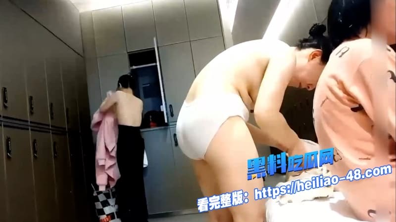 偷拍系列女洗浴更衣室偷拍几位身材苗条的妹子脱衣穿衣粉嫩奶子看的小编真想冲进去给她们一顿爆操6