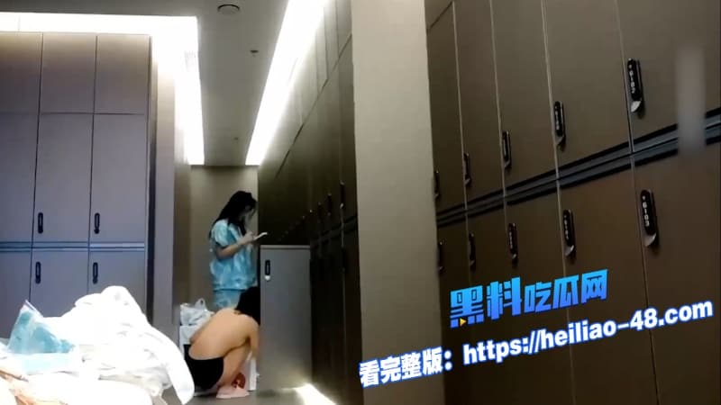 偷拍系列女洗浴更衣室偷拍几位身材苗条的妹子脱衣穿衣粉嫩奶子看的小编真想冲进去给她们一顿爆操8