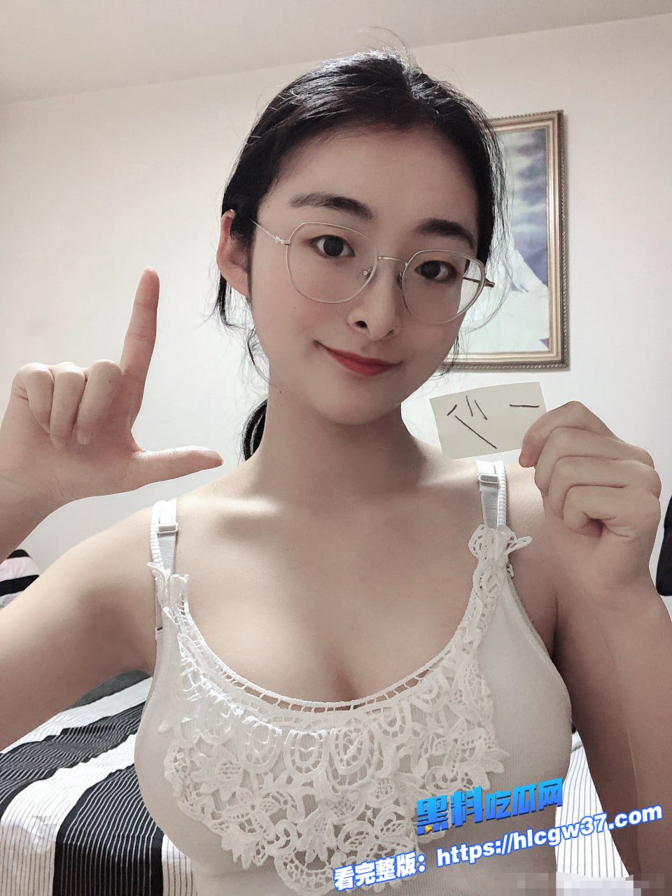 高颜值女大学生眼睛妹定制视频福利合集自产圣水浇头双道具抽插自慰简直就是骚母狗 3 高颜值女大学生眼睛妹定制视频福利合集自产圣水浇头双道具抽插自慰简直就是骚母狗 3