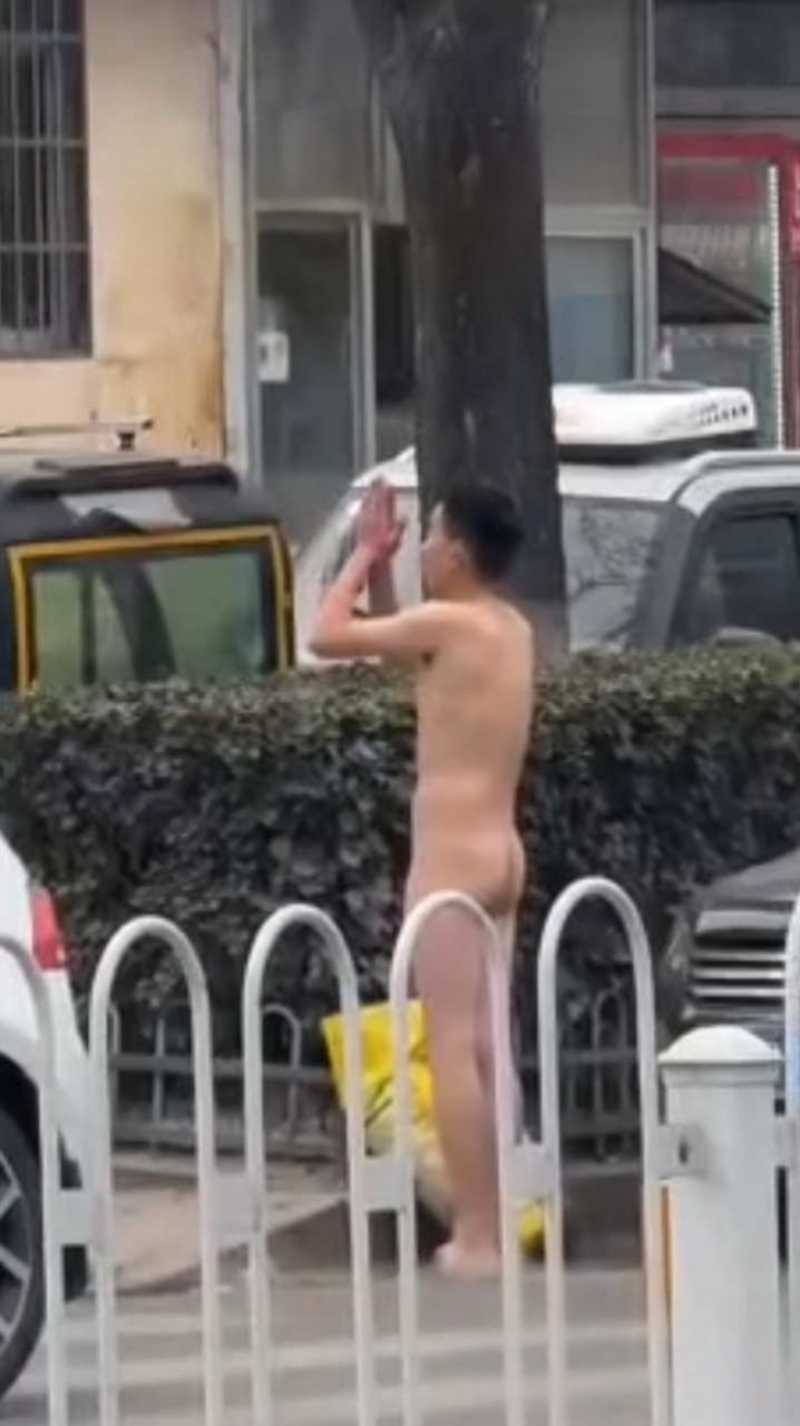 山东费县二中门口裸男对着轿车当街发情3 山东费县二中门口裸男对着轿车当街发情3