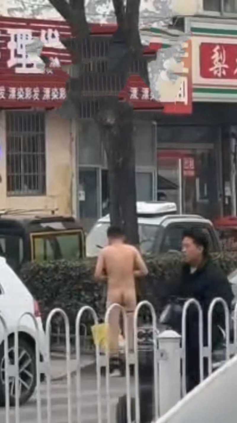 山东费县二中门口裸男对着轿车当街发情4 山东费县二中门口裸男对着轿车当街发情4