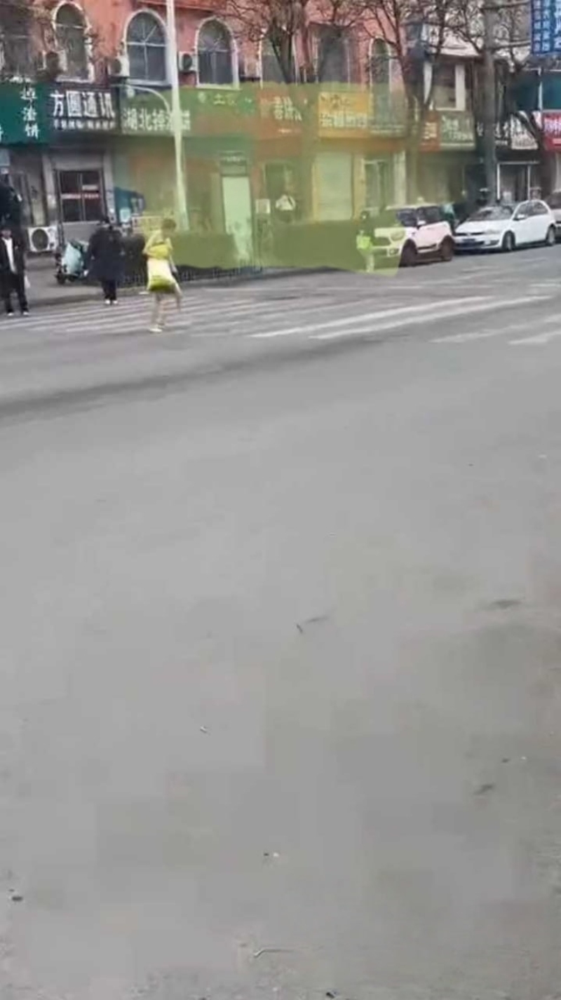山东费县二中门口裸男对着轿车当街发情5 山东费县二中门口裸男对着轿车当街发情5