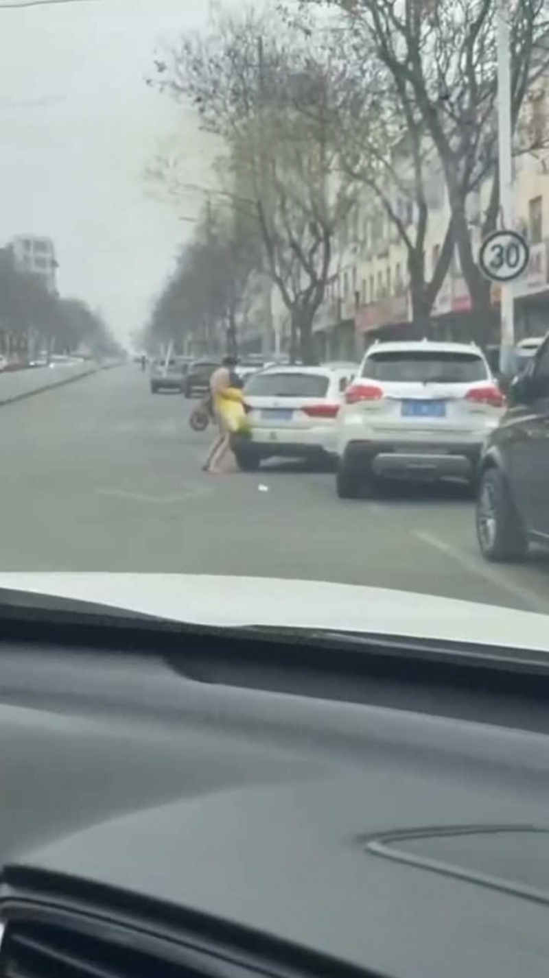 山东费县二中门口裸男对着轿车当街发情6 山东费县二中门口裸男对着轿车当街发情6