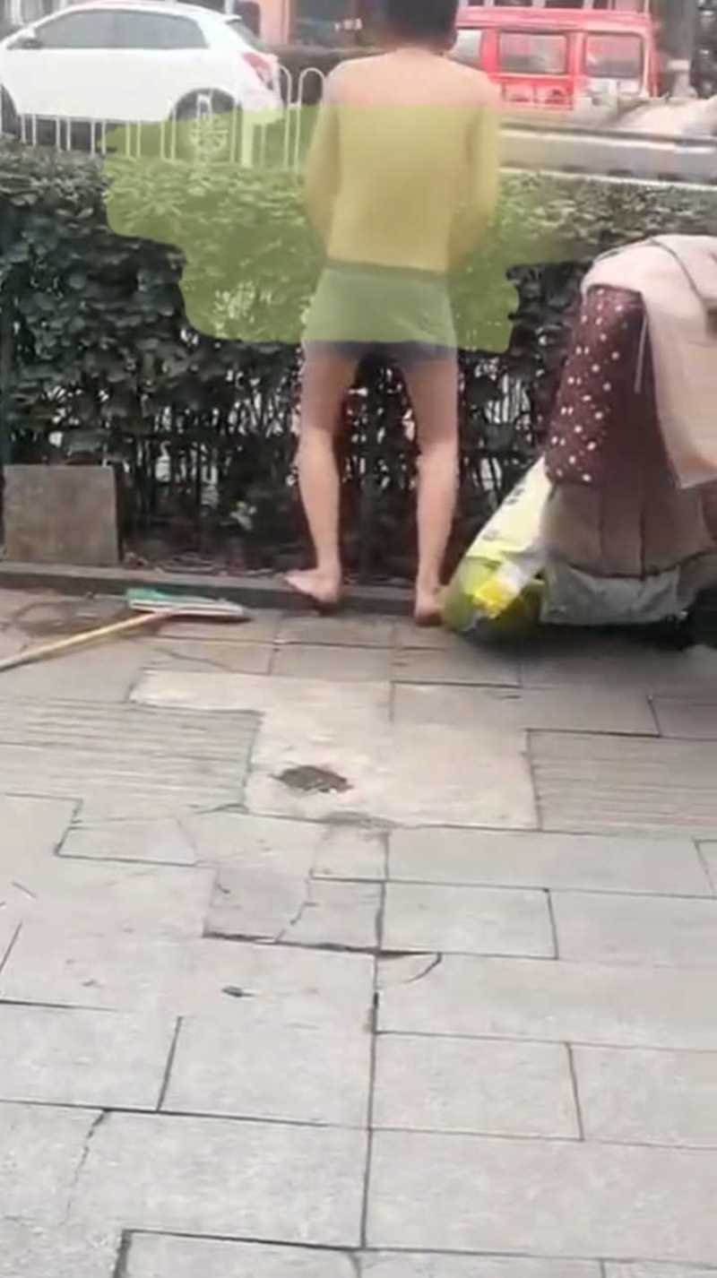 山东费县二中门口裸男对着轿车当街发情7 山东费县二中门口裸男对着轿车当街发情7