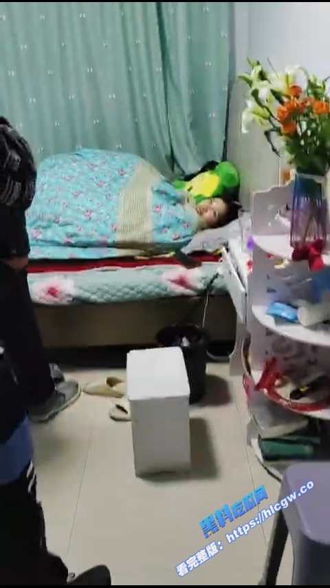捉奸现场!辽宁女子带奸夫在家偷情 被老公带人潜伏进家现场逮住 一顿暴揍!1 捉奸现场!辽宁女子带奸夫在家偷情 被老公带人潜伏进家现场逮住 一顿暴揍!1