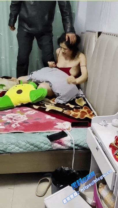 捉奸现场!辽宁女子带奸夫在家偷情 被老公带人潜伏进家现场逮住 一顿暴揍!5 捉奸现场!辽宁女子带奸夫在家偷情 被老公带人潜伏进家现场逮住 一顿暴揍!5