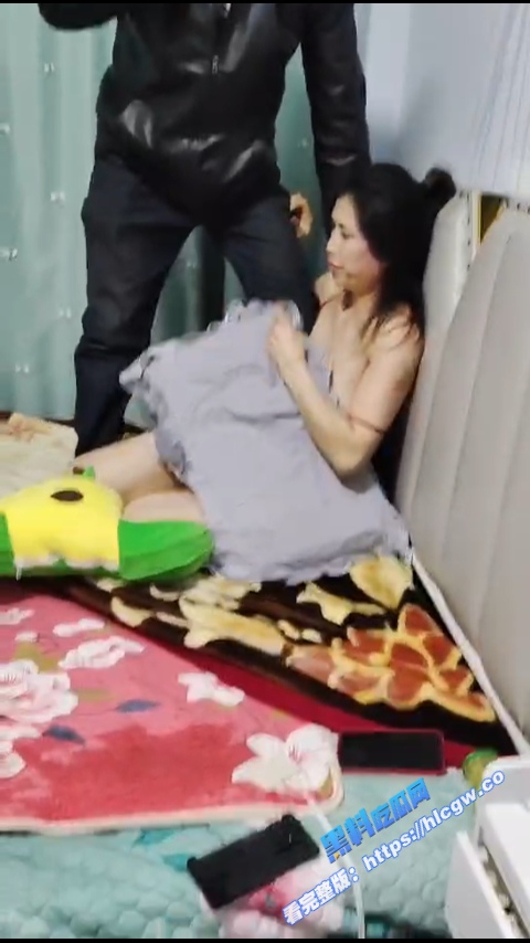 捉奸现场！辽宁女子带奸夫在家偷情 被老公带人潜伏进家现场逮住 一顿暴揍！8