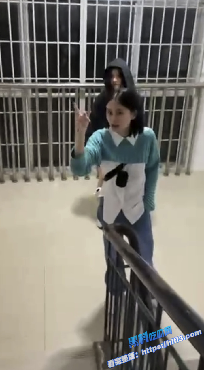 这段出轨的闹剧估计要让两个人都身败名裂了。 这段出轨的闹剧估计要让两个人都身败名裂了。