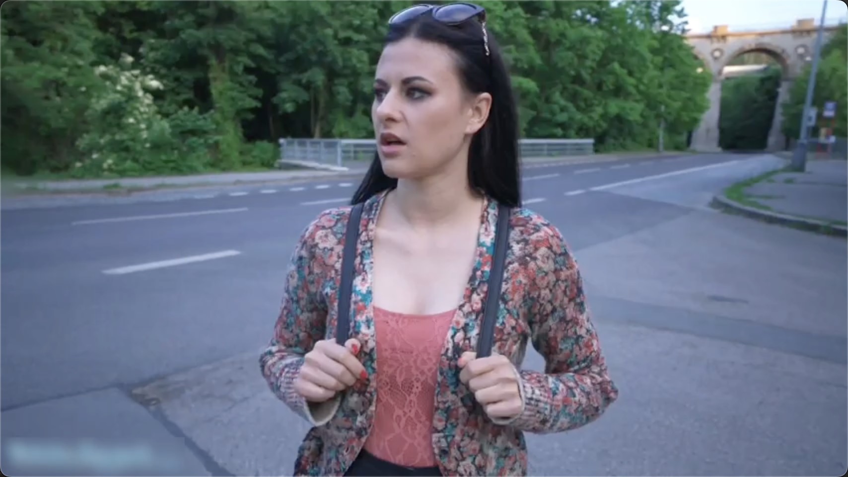捷克街头—看着很保守的大奶美女,在金钱面前主动脱掉衣服撅起屁股2 捷克街头—看着很保守的大奶美女,在金钱面前主动脱掉衣服撅起屁股2
