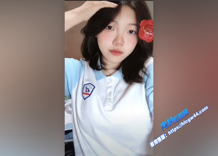 福州第十八中学的大奶学生妹网名南笙跟网友裸聊视频被外泄揉大奶掰骚逼给网友看 图1WH700x500px