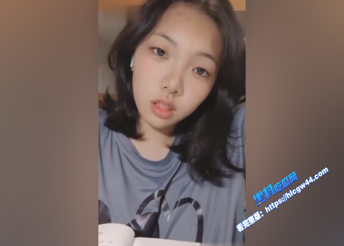 福州第十八中学的大奶学生妹网名南笙跟网友裸聊视频被外泄揉大奶掰骚逼给网友看 图3WH700x500px