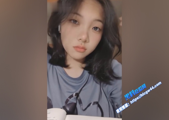 福州第十八中学的大奶学生妹网名南笙跟网友裸聊视频被外泄揉大奶掰骚逼给网友看 图4WH700x500px