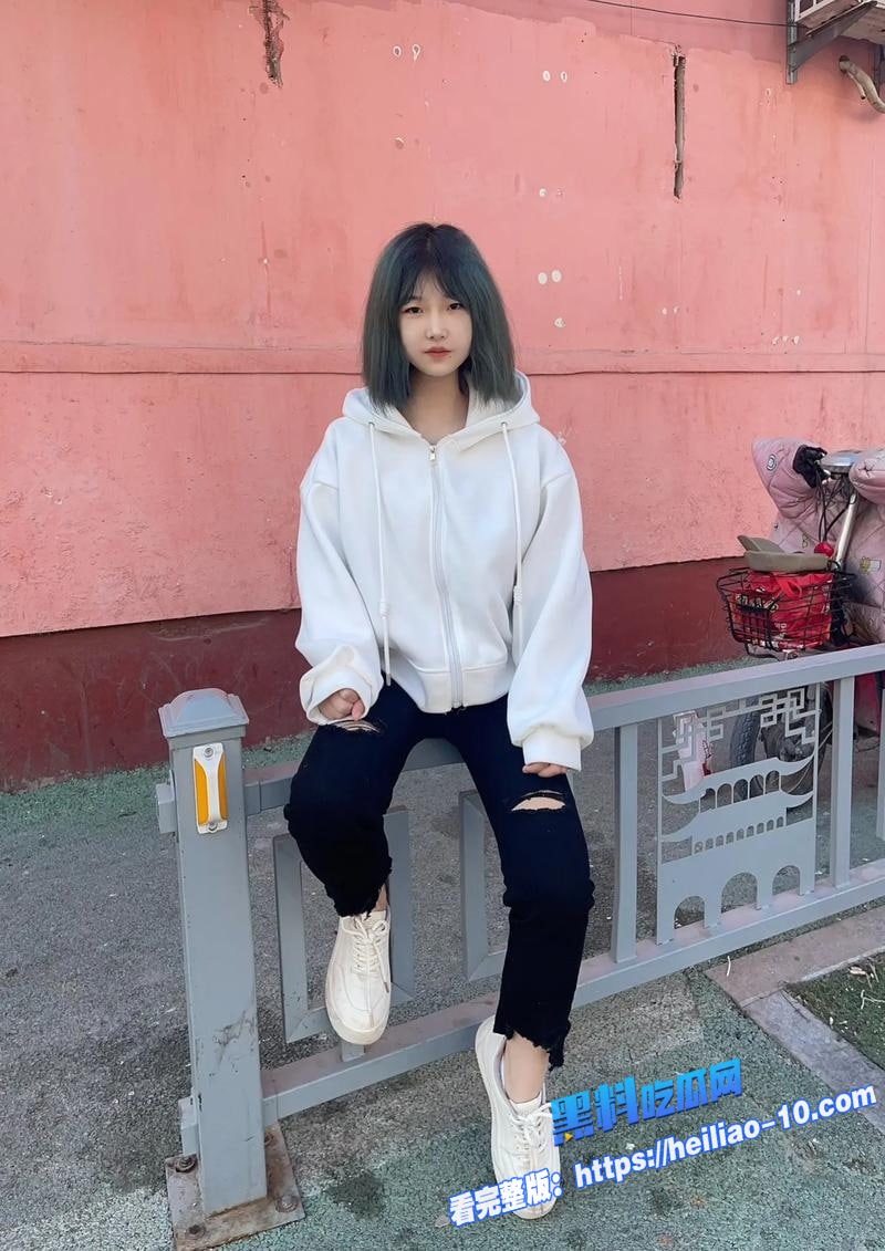 表面一副乖乖女外表的反差精神小妹1
