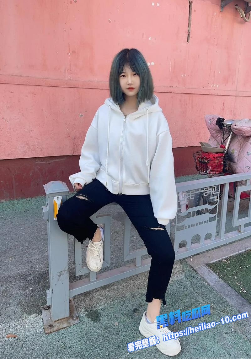 表面一副乖乖女外表的反差精神小妹2