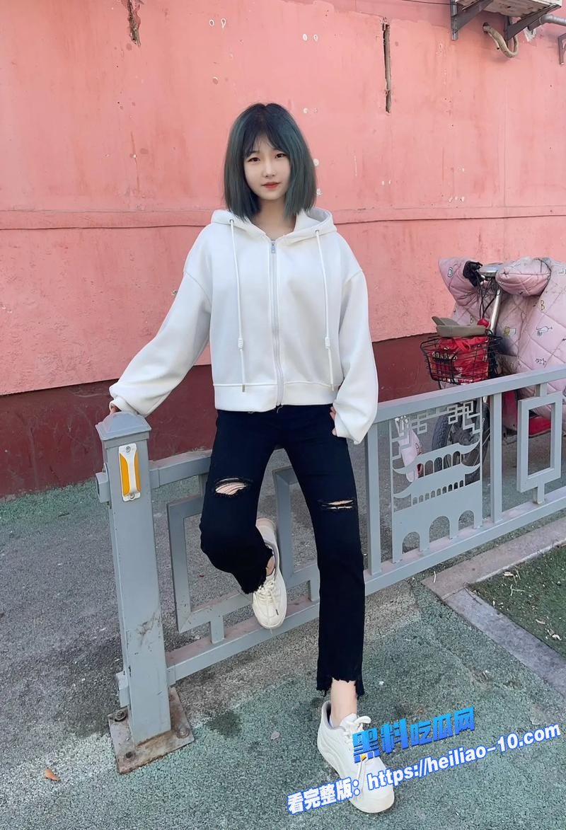 表面一副乖乖女外表的反差精神小妹3