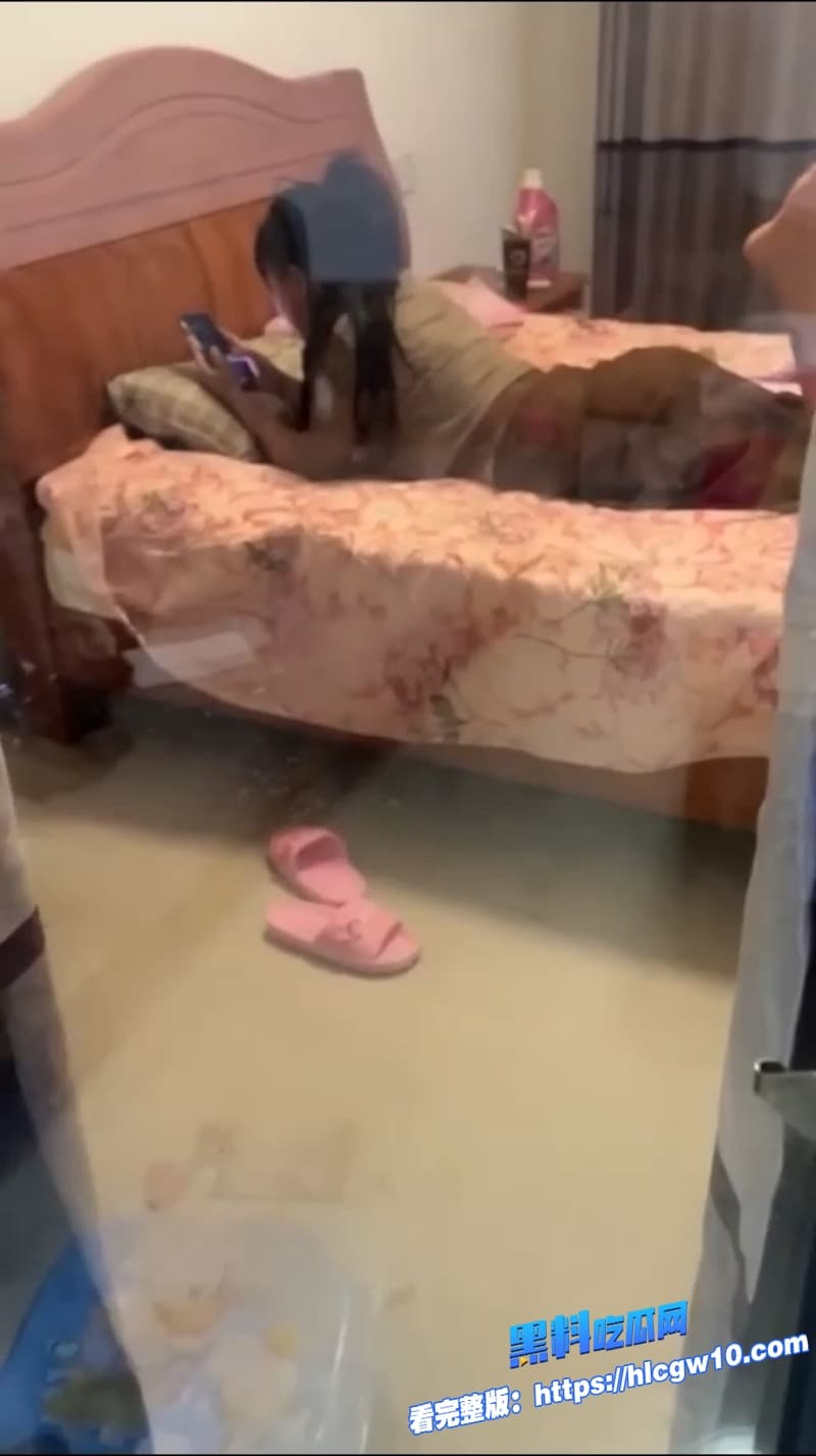 兄妹乱伦哥哥假装帮妹妹抠蚊子包结果直接深入检查到喷水高潮淫荡对话超刺激蚊子都看不下去了9