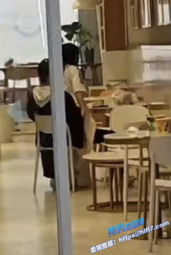又现情侣户外做爱名场面 湖南宁乡罗曼糕点惊现狗男女当众激情 视频被路人拍下曝光！2