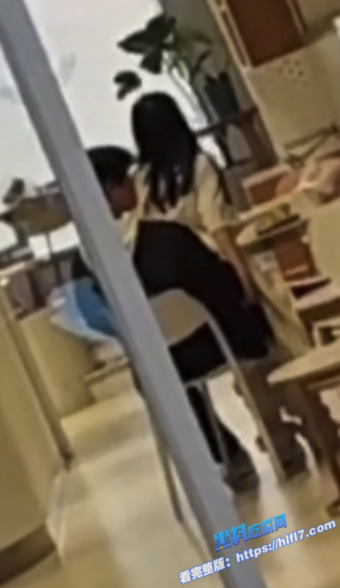又现情侣户外做爱名场面 湖南宁乡罗曼糕点惊现狗男女当众激情 视频被路人拍下曝光！4