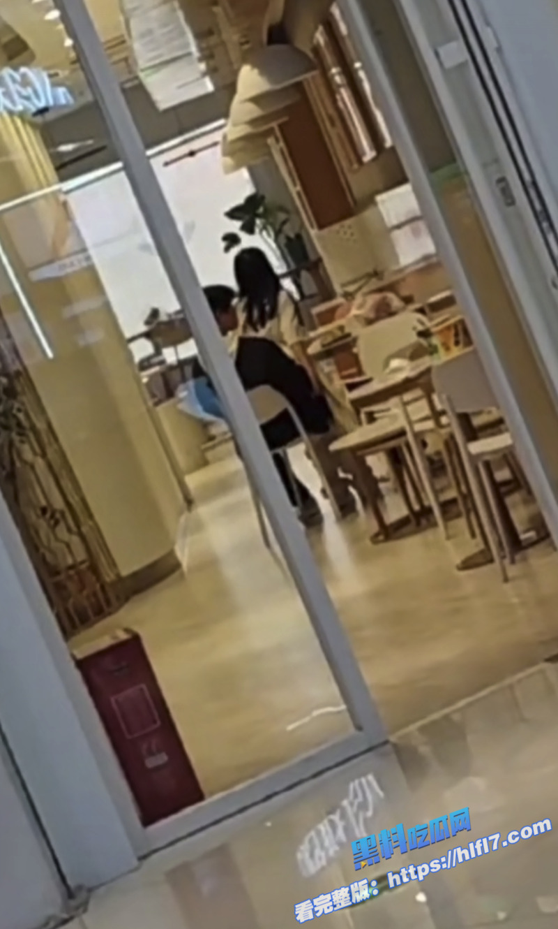 又现情侣户外做爱名场面 湖南宁乡罗曼糕点惊现狗男女当众激情 视频被路人拍下曝光！5
