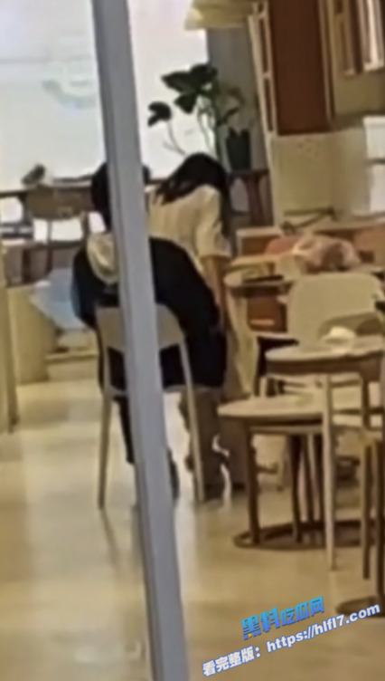 又现情侣户外做爱名场面 湖南宁乡罗曼糕点惊现狗男女当众激情 视频被路人拍下曝光！6