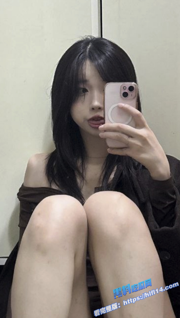 澳门女大学生 自拍展示自己的身材 用玩具后入小穴白浆直流！1