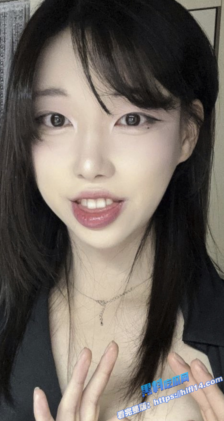 澳门女大学生 自拍展示自己的身材 用玩具后入小穴白浆直流！2