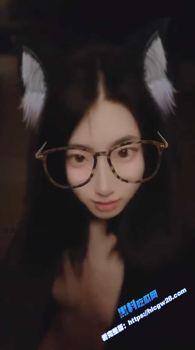 白嫩高颜值骚货 看似清纯私下是极品浪女 户外漏出扣逼满手是淫水！ 图1