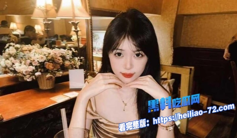 武汉大学周慧媛大一新生被两个金主3P玩弄穴和嘴巴同时被干得直流水1