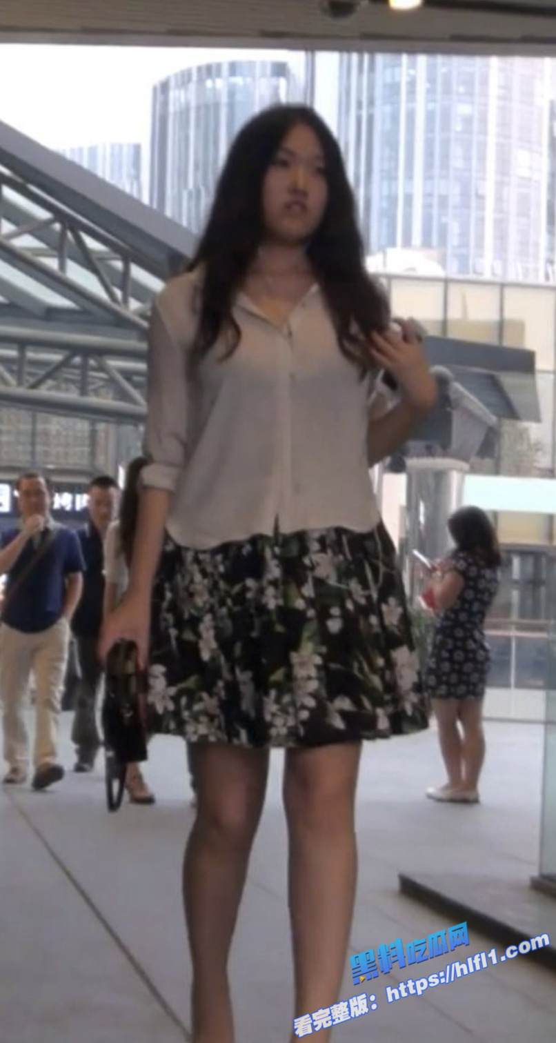 街头抄底偷拍！独家整理 抄底大神街拍 抄底偷窥多位小姐姐真空上阵 欣赏美鲍！1