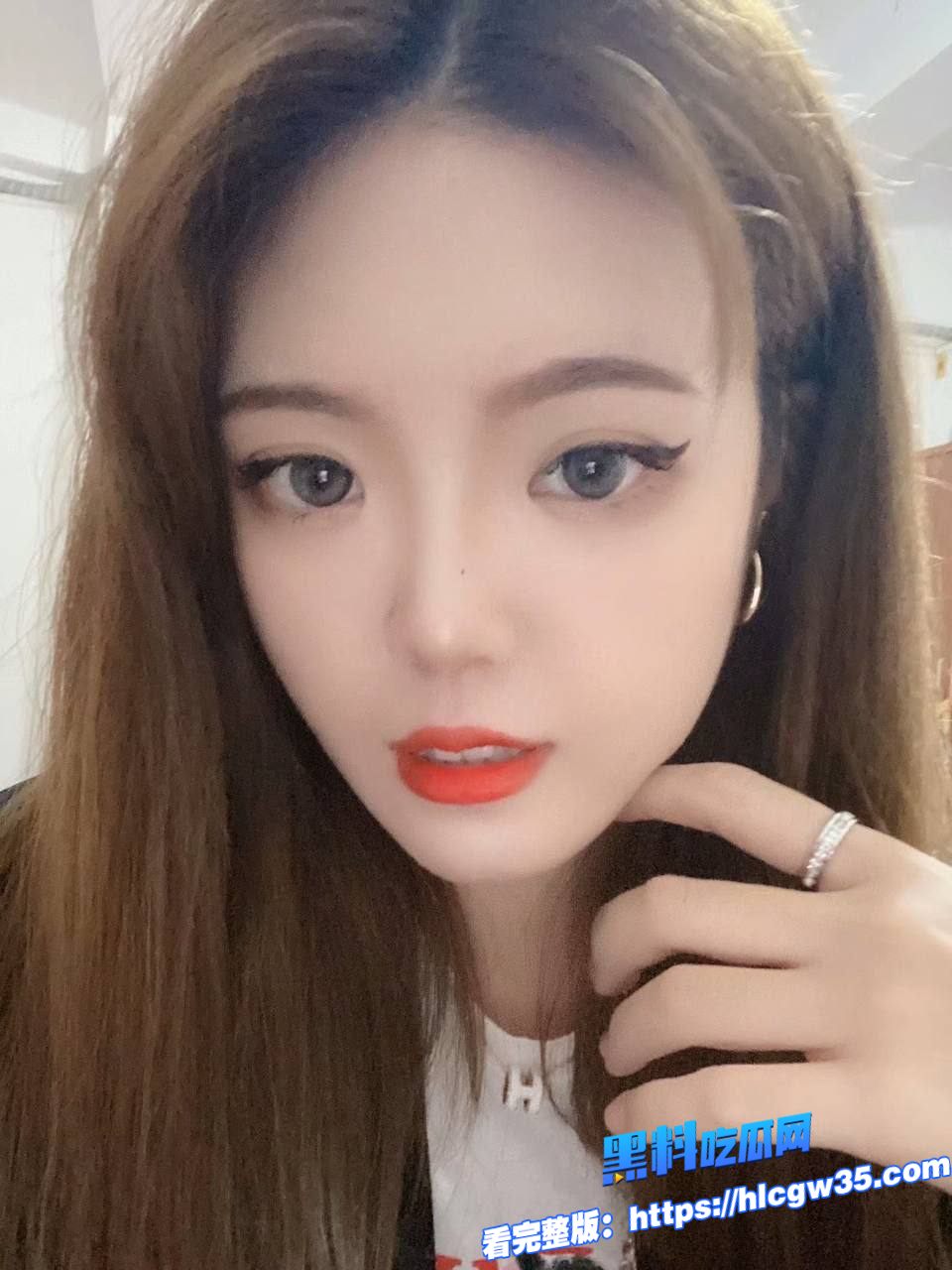 高颜值反差婊谁能拒绝一个在床上主动掰穴求操的清纯颜值母狗 8