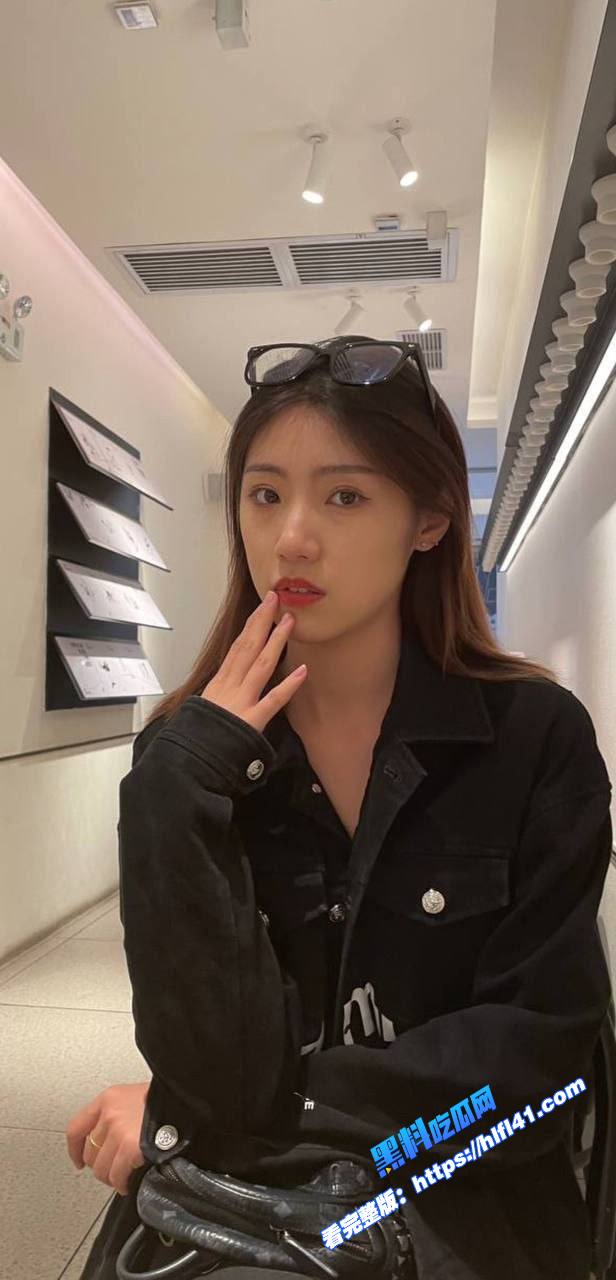 国产反差女友喜欢舔大鸡吧穿着开档黑丝被男友大屌疯狂爆操淫叫不断 图1
