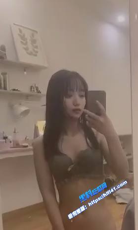 国产反差女友喜欢舔大鸡吧穿着开档黑丝被男友大屌疯狂爆操淫叫不断 图3