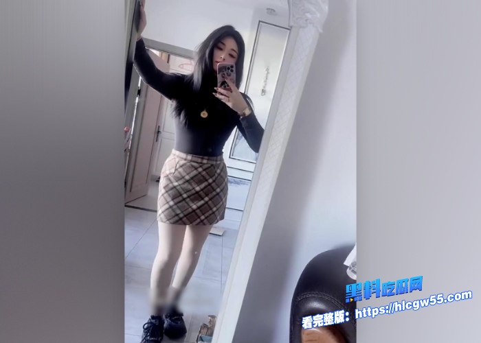 快手网红刘大美人私拍福利泄露苗条御姐抠穴自慰开档黑丝极致诱惑骚气十足 图2WH700x500px