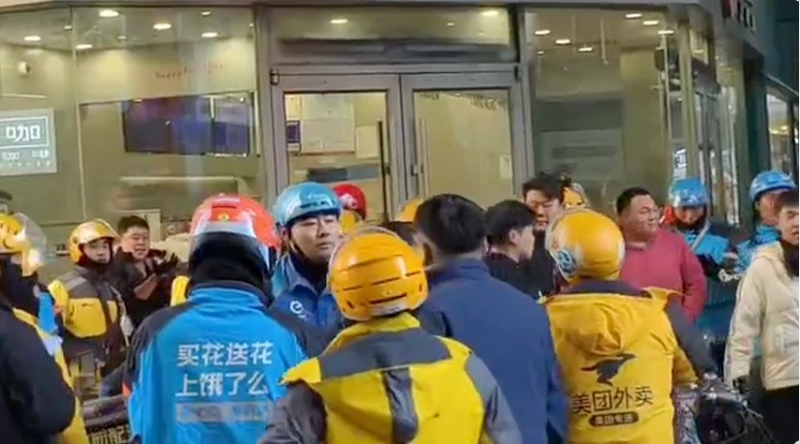 美团饿了么外卖小哥打群架2 美团饿了么外卖小哥打群架2