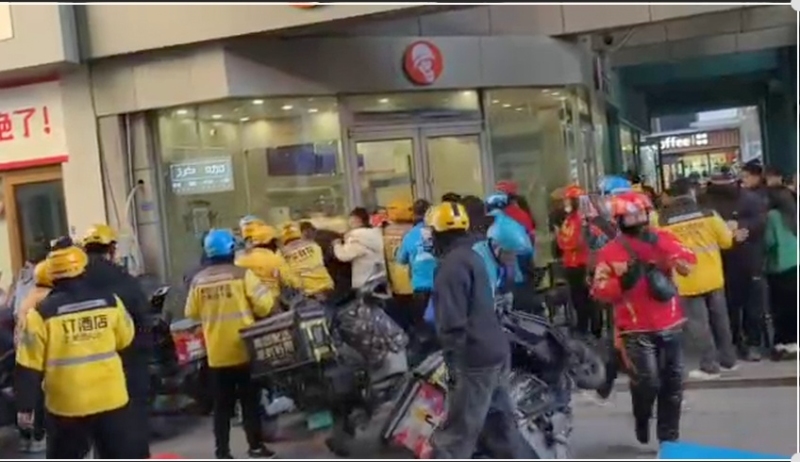 美团饿了么外卖小哥打群架3 美团饿了么外卖小哥打群架3