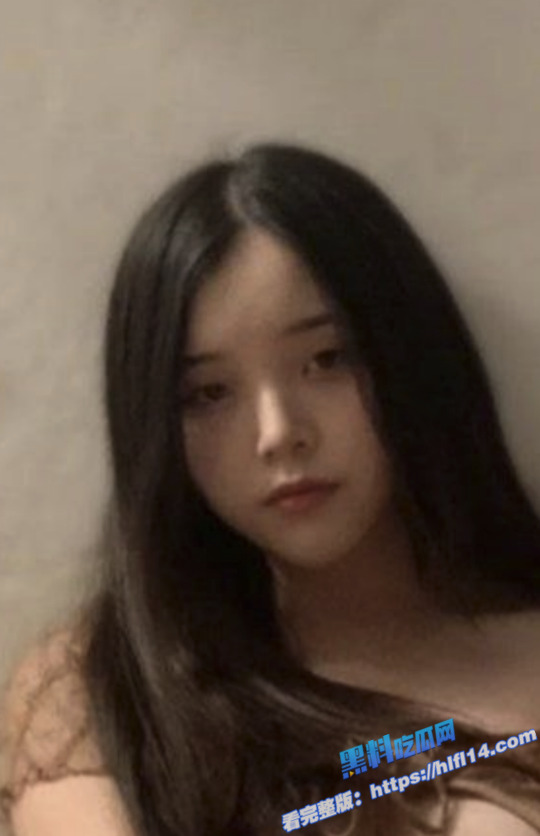 瓜友投稿 广东深圳曝光老婆自慰的瞬间 少妇的欲望太强大根吃不饱！2
