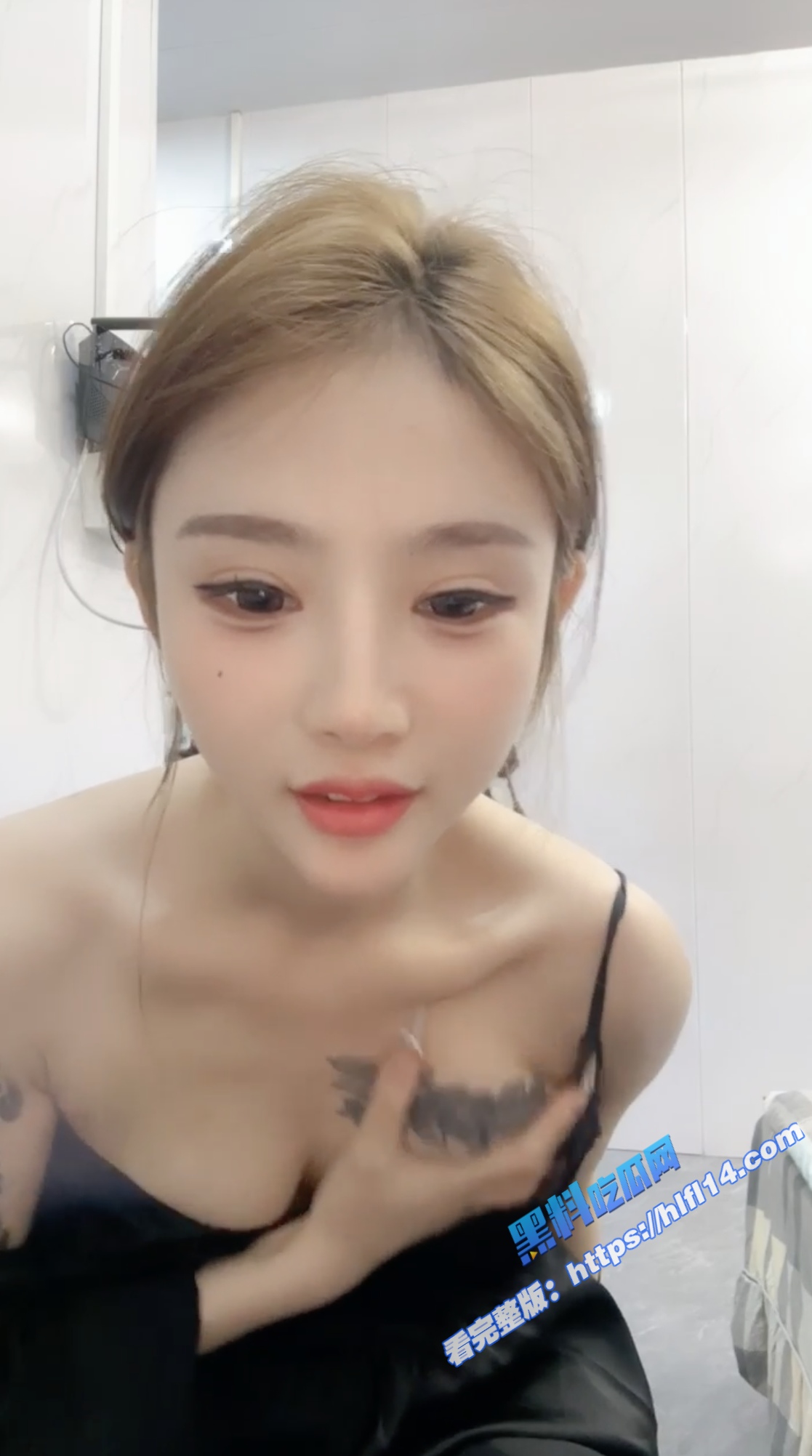 精神小妹 沈思悲剧 下海直播捞金 大跳脱衣舞 榜一大哥打赏 直接掰开骚穴给大哥看！2