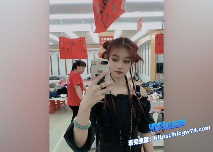 极品超反差的眼镜娘学生妹被男友无套后入视频流出21岁的年纪骚逼都被人干的发黑了 4