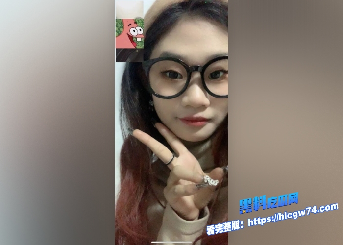 极品超反差的眼镜娘学生妹被男友无套后入视频流出21岁的年纪骚逼都被人干的发黑了 2