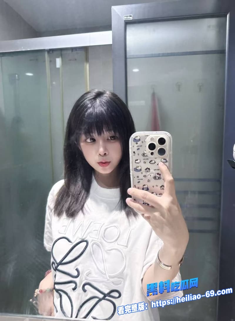 海角姐弟乱伦弟弟深夜钻被窝操到大姐无奈喷水乱伦史越拒绝越上瘾1